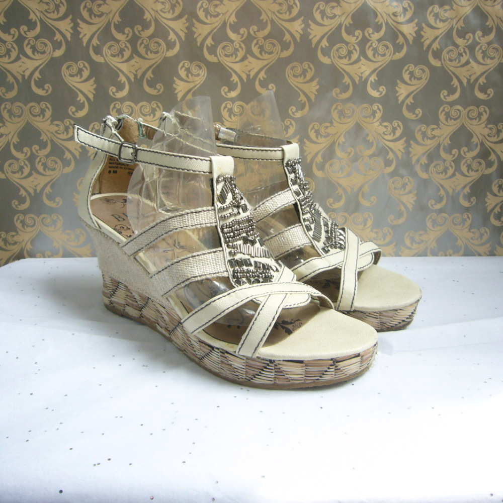 BKE Buckle Ivory Tribal Wedge Sandal - Size 8M Boho Festival Vacation Beachy